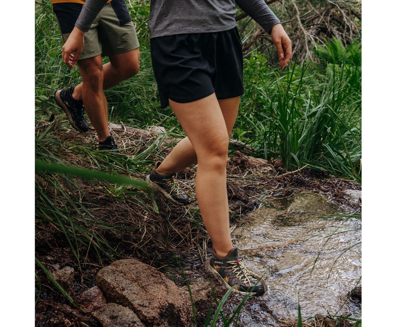 Merrell Terrain Run Women's Shorts Green | 0561-CMHYK